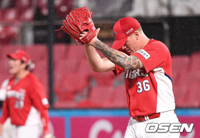 10일 오후 수원 KT위즈파크에서 '2020 신한은행 SOL KBO리그' KT 위즈와 KIA 타이거즈의 경기가 열렸다.2회말 1사 KIA 브룩스가 KT 로하스의 타구를 호수비로 잡아낸 류지혁에게 박수를 보내고 있다. /youngrae@osen.co.kr
