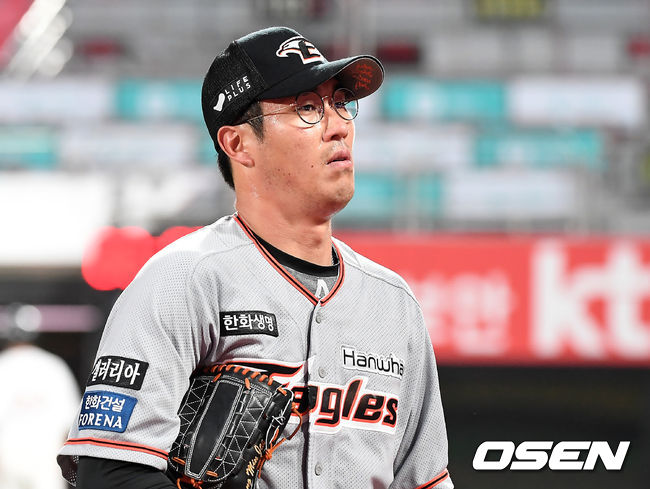 3회말 이닝을 마친 한화 장민재가 더그아웃으로 들어오고 있다. /youngrae@osen.co.kr