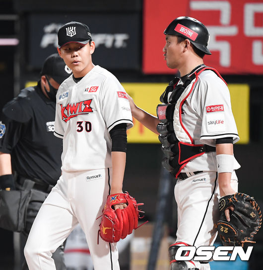 지난 9일 오후 KIA 타이거즈와의 경기에서 소형준이 5회초 1사 2,3루 KIA 나주환을 외야뜬공으로 위기를 넘기고 장성우가 이야기를 나누고 있다. / soul1014@osen.co.kr