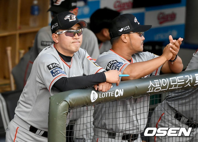 한화 최원호 감독과 정경배 수석코치가 경기를 지켜보고 있다./ksl0919@osen.co.kr