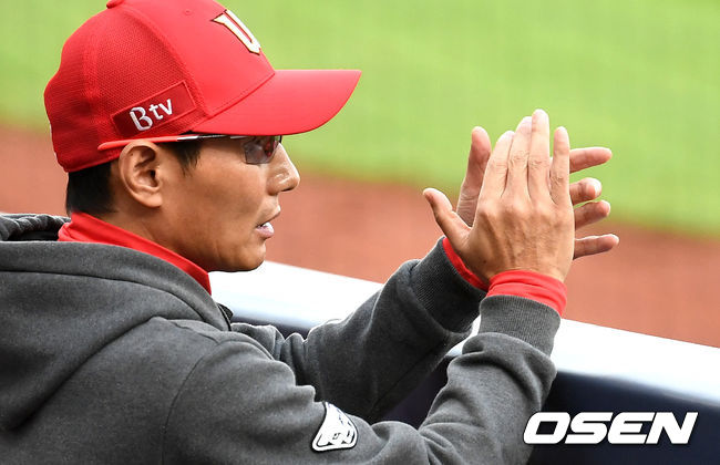 1회초 SK 공격 때 염경엽 감독이 선수들을 격려하고 있다. /dreamer@osen.co.kr