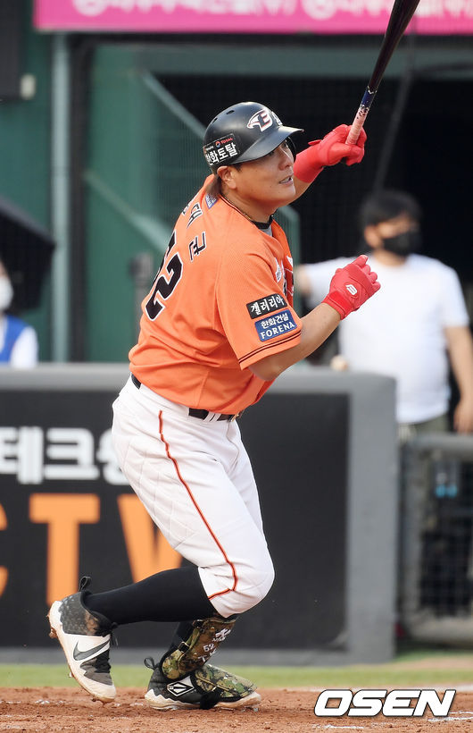 4회말 2사 한화 김태균이 2루수 플라이 타구를 날리고 있다./ rumi@osen.co.kr
