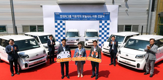 허곤 서울시 장애인복지시설협회 회장, 오도영 이지무브 대표, 이병훈 현대차그룹 상무, 김연순 사회복지공동모금회 사무총장, 이병욱 서울시 장애인자립지원과 과장, 권태엽 한국노인복지중앙회 회장, 최영광 한국장애인재활상담사협회 사무총장(왼쪽부터)이 '이동약자 모빌리티 지원 사업' 기기 전달식을 갖고 있다.