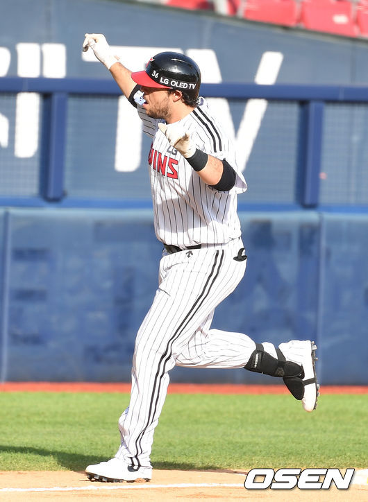 7회말 2사 2루 상황 LG 라모스가 역전 우월 투런포를 날리고 그라운드를 돌며 기뻐하고 있다. / dreamer@osen.co.kr