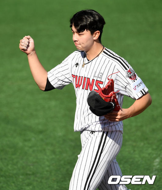 6회초 2사 1, 2루 상황 SK 정진기를 외야 플라이로 이끌며 실점없이 이닝을 막아낸 LG 선발 이민호가 더그아웃으로 향하며 기뻐하고 있다. / dreamer@osen.co.kr