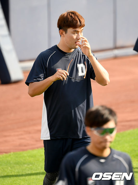 11일 창원NC파크에서 ‘2020 신한은행 SOL KBO리그’ NC 다이노스와 두산 베어스의 경기가 열린다.경기를 앞두고 두산 홍건희가 훈련을 하고 있다./ksl0919@osen.co.kr