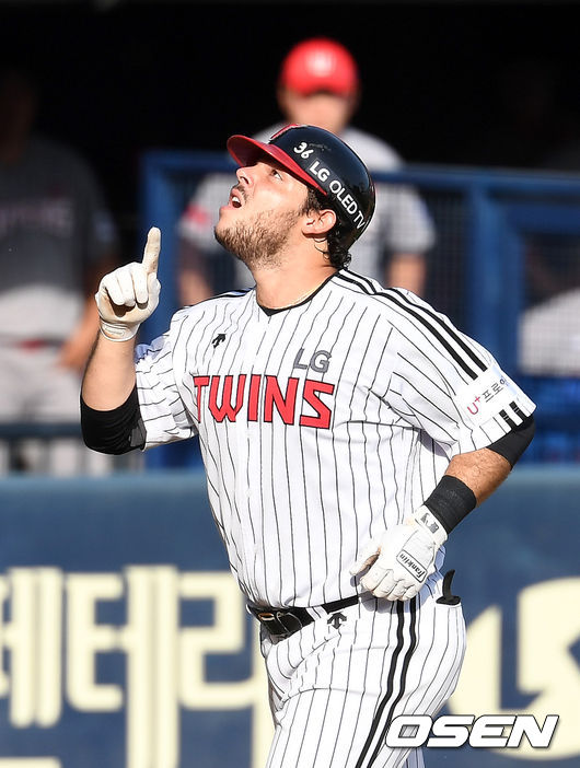 7회말 2사 2루 상황 LG 라모스가 역전 우중간 투런포를 날리고 홈으로 향하며 기뻐하고 있다. / dreamer@osen.co.kr