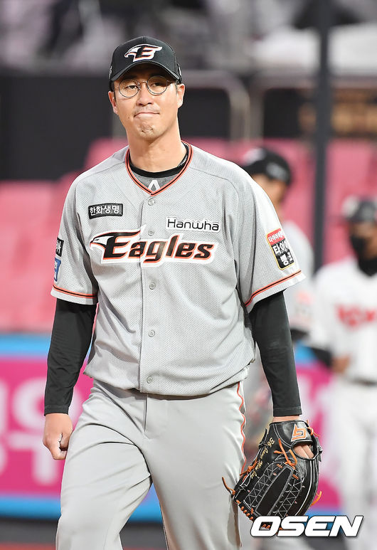 2회말 1사 3루 한화 장민재가 KT 심우준에게 적시타를 허용한 뒤 아쉬워하고 있다. /youngrae@osen.co.kr