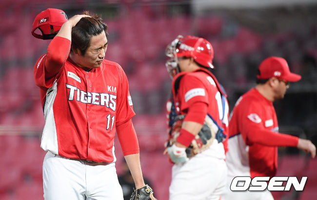 11일 오후 수원KT위즈파크에서 KBO리그 KT 위즈와 KIA 타이거즈의 경기가 진행됐다. 4회말 KIA 선발투수 이민우가 강판되고 있다./ soul1014@osen.co.kr