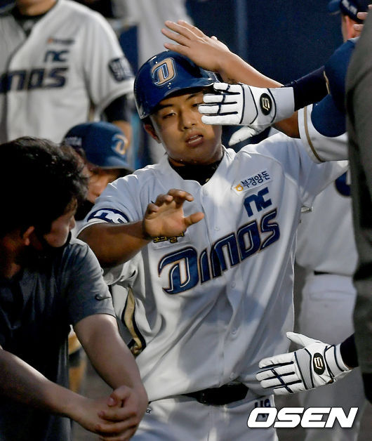 11일 창원NC파크에서 ‘2020 신한은행 SOL KBO리그’ NC 다이노스와 두산 베어스의 경기가 열렸다.4회말 1사 2루 NC 알테어의 1타점 적시타 때 2루 주자 강진성이 홈인한 뒤 더그아웃에서 기쁨을 나누고 있다./ksl0919@osen.co.kr