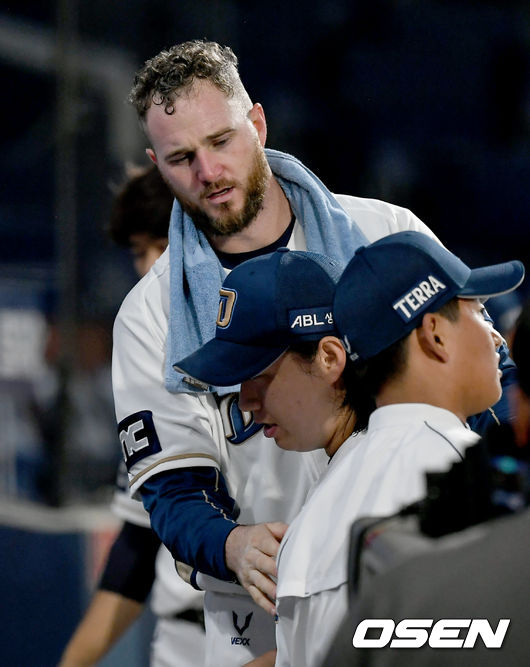 11일 창원NC파크에서 ‘2020 신한은행 SOL KBO리그’ NC 다이노스와 두산 베어스의 경기가 열렸다.6회초 종료 후 만루 위기를 넘긴 NC 배재환에게 라이트가 고마움을 표시하고 있다./ksl0919@osen.co.kr