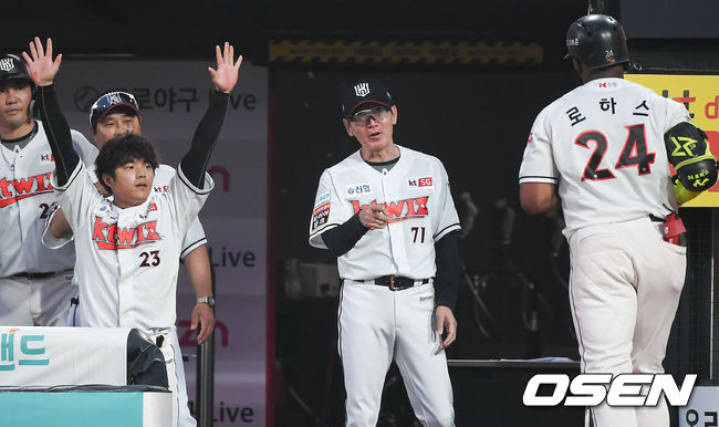 11일 오후 수원KT위즈파크에서 KBO리그 KT 위즈와 KIA 타이거즈의 경기가 진행됐다. 4회말 1사 1,3루 KT 로하스가 이강철 감독, 동료들의 축하를 받고 있다. / soul1014@osen.co.kr