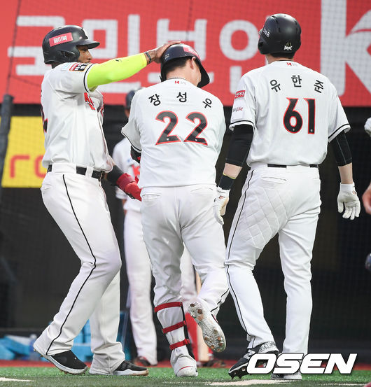 20200611193858Exif	11일 오후 수원KT위즈파크에서 KBO리그 KT 위즈와 KIA 타이거즈의 경기가 진행됐다. 3회말 2사 1,2루 KT 장성우가 3점 홈런을 날린뒤 로하스에게 홈런 축하를 받고 있다./ soul1014@osen.co.kr