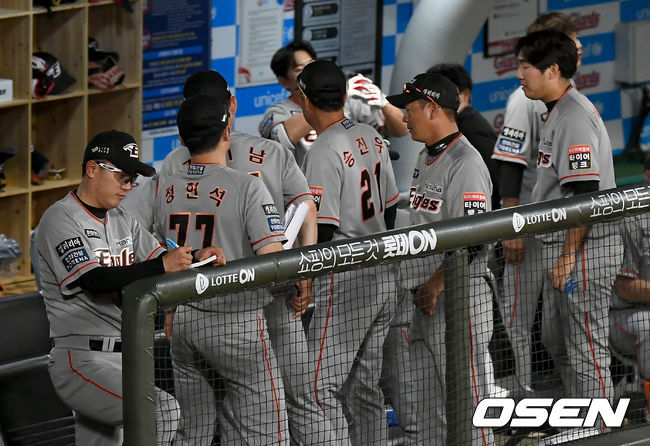 한화가 또 졌다. 9일 사직 롯데전에서 3-9로 패했다. 이로써 지난 1986년 창단 이후 최초로 15연패 불명예 역사를 썼다. 1982년 원년 삼미가 기록한 KBO리그 역대 최다 18연패도 가시권에 들어왔다. 경기 종료 후 한화 코치진이 아쉬워하고 있다./ksl0919@osen.co.kr