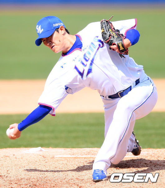 롯데가 27일 대구삼성라이온즈파크에서 열린 원정 경기에서 선발 애드리안 샘슨의 쾌투와 타선의 집중력을 앞세워 12-5로 크게 이겼다.이로써 지난 23일 사직 경기 3-5 패배를 설욕했다. 반면 삼성은 선발 윤성환이 무너지는 바람에 21일 광주 KIA전 이후 연승 행진을 '3'에서 마감했다. 4회초 삼성 김대우가 마운드에 올라 역투하고 있다./ksl0919@osen.co.kr