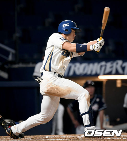 11일 창원NC파크에서 ‘2020 신한은행 SOL KBO리그’ NC 다이노스와 두산 베어스의 경기가 열렸다.6회말 1사 만루 NC 이명기가 2타점 적시타를 날리고 있다./ksl0919@osen.co.kr