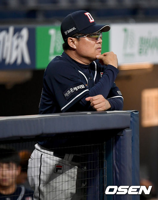 NC 다이노스가 두산 베어스의와의 두 번째 만남에서도 위닝시리즈를 거뒀다.NC는 11일 창원 NC파크에서 열린 ‘2020 신한은행 SOL KBO리그’ 두산 베어스와의 팀 간 6차전에서 7-5로 승리했다. 이날 승리로 NC는 두산전 위닝시리즈와 함께 시즌 25승(7패) 째를 수확했다. 두산은 시즌 전적 20승 12패가 됐다.9회초 두산 김태형 감독이 그라운드를 바라보고 있다./ksl0919@osen.co.kr