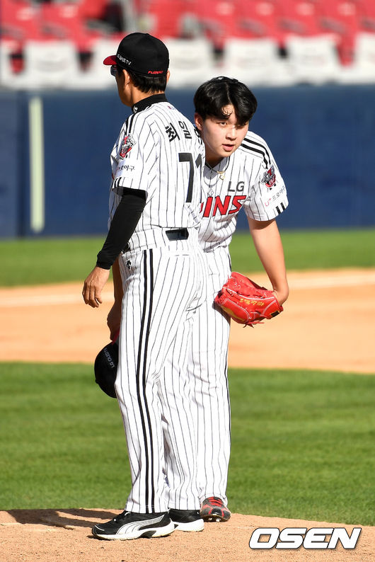 7회초 2사 주자없는 상황 SK 정현에게 몸 맞는 공을 내준 LG 선발 이민호가 모자를 벗어 인사하며 미안함을 표하고 있다. / dreamer@osen.co.kr