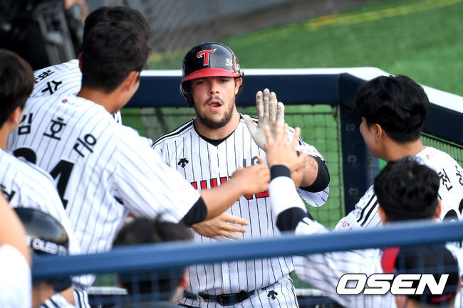 7회말 2사 2루 상황 LG 라모스가 역전 우월 투런포를 날리고 더그아웃 동료들과 기뻐하고 있다. / dreamer@osen.co.kr