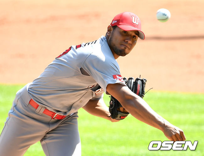 SK 선발 핀토가 힘차게 공을 뿌리고 있다. / dreamer@osen.co.kr