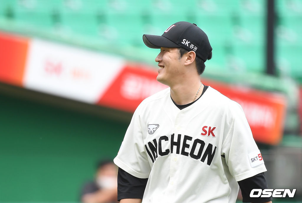 5회초 이닝을 마친 SK 박종훈이 이흥련을 바라보며 미소짓고 있다. /youngrae@osen.co.kr