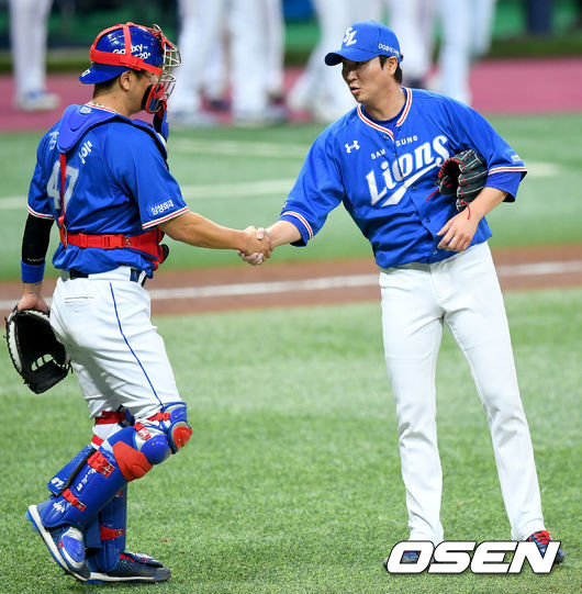 삼성 라이온즈가 키움 히어로즈를 꺾고 2연패에서 벗어났다.삼성은 13일 서울 고척스카이돔에서 열린 ‘2020 신한은행 SOL KBO리그’ 키움과의 원정경기에서 5-0으로 승리했다. 이날 승리로 삼성은 2연패를 벗어났고, 키움은 4연승이 중단됐다.경기 종료후 삼성 우규민과 강민호가 악수를 하고있다./ksl0919@osen.co.kr