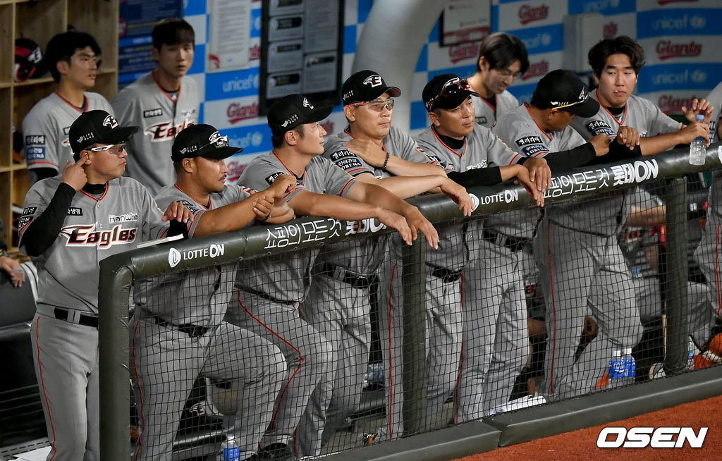 감독을 바꿨지만 치욕의 15연패를 피하지 못했다. 10명의 선수들을 2군에 내려보내는 충격 요법도 통하지 않았다. 한화가 또 졌다. 9일 사직 롯데전에서 3-9로 패했다. 이로써 지난 1986년 창단 이후 최초로 15연패 불명예 역사를 썼다. 1982년 원년 삼미가 기록한 KBO리그 역대 최다 18연패도 가시권에 들어왔다. 경기 종료 후 한화 최원호 감독대행과 코치진이 아쉬워하고 있다./ksl0919@osen.co.kr