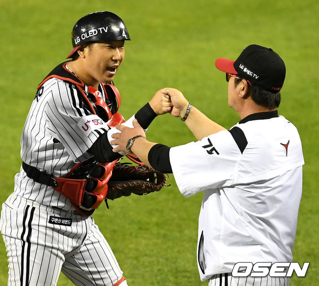 승리를 거둔 LG 류중일 감독과 포수 이성우가 인사를 나누고 있다. / dreamer@osen.co.kr