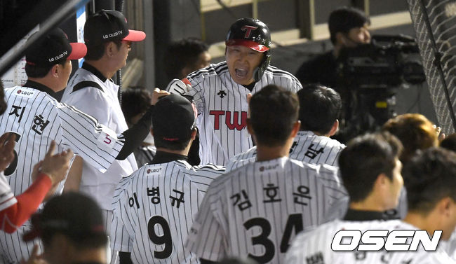 11일 오후 서울 잠실야구장에서 ‘2020 신한은행 SOL KBO리그’ LG 트윈스와 SK 와이번스의 더블헤더 2차전이 열렸다.7회말 무사 선두타자로 나선 LG 이성우가 역전 좌월 솔로포를 날리고 덕아웃에서 포효하고 있다. / dreamer@osen.co.kr