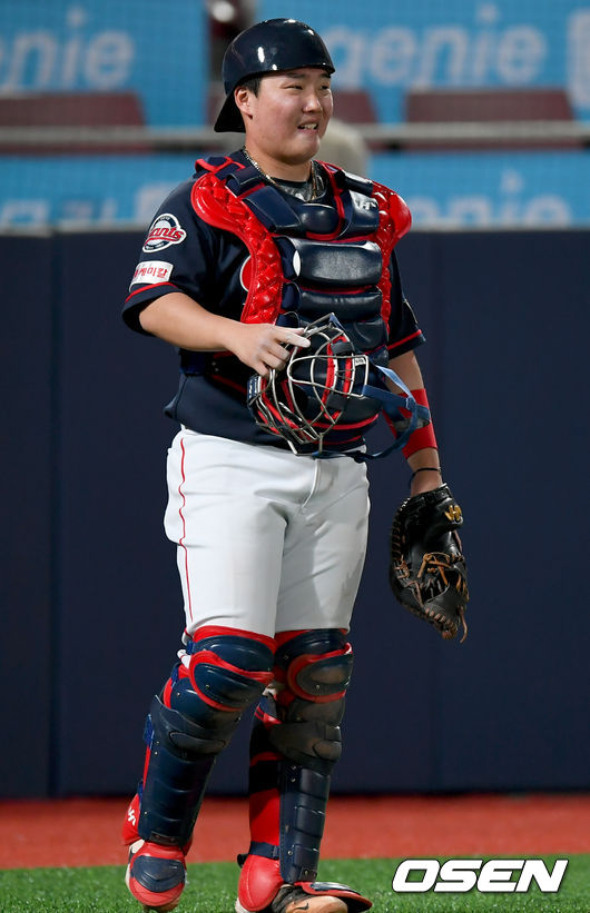 7일 오후 수원 KT위즈파크에서 ‘'2020 신한은행 SOL KBO 리그’ KT 위즈와 롯데 자이언츠의 경기가 열렸다.5회말 2사 3루 상황, KT 배정대의 폭투로 1점을 허용하고 정보근이 아쉬워하고 있다./ksl0919@osen.co.kr