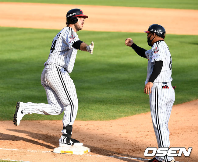 7회말 2사 2루 상황 LG 라모스가 역전 우월 투런포를 날리고 그라운드를 돌며 김호 코치와 인사를 나누고 있다. / dreamer@osen.co.kr