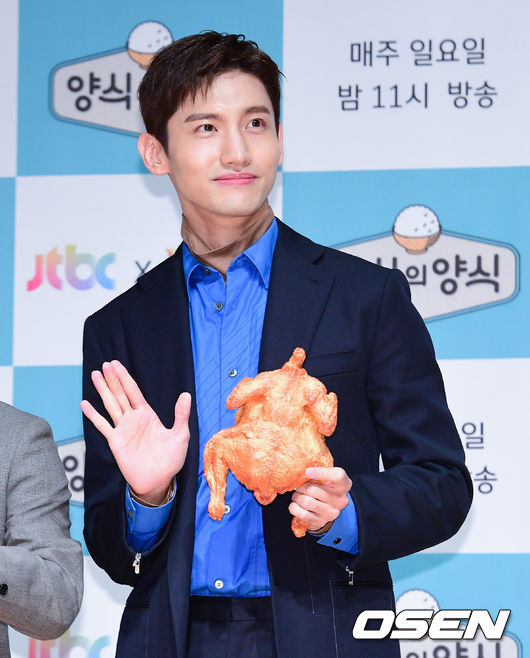 최강창민이 포토타임을 하고 있다. /jpnews@osen.co.kr