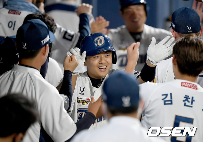 11일 창원NC파크에서 ‘2020 신한은행 SOL KBO리그’ NC 다이노스와 두산 베어스의 경기가 열렸다.5회말 2사 2루 NC 강진성이 2점 홈런을 날리고 홈인한 뒤 더그아웃에서 기쁨을 나누고 있다./ksl0919@osen.co.kr