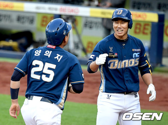 6일 오후 대구 삼성라이온즈파크에서 '2020 신한은행 SOL KBO리그' 삼성 라이온즈와 NC 다이노스의 경기가 열렸다.2회초 무사 2루 NC 양의지가 박석민의 안타때 득점을 올린 뒤 모창민의 축하를 받고 있다. /youngrae@osen.co.kr