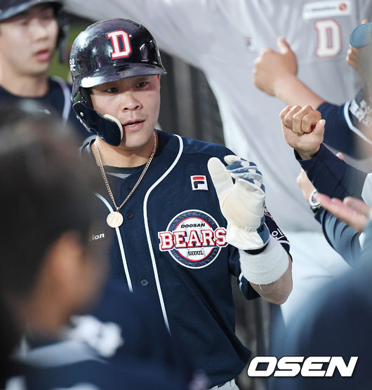 3회초 1사 주자 만루 두산 페르난데스의 우익수 앞 2타점 적시타때 홈을 밟은 박세혁과 박건우가 덕아웃에서 동료들과 하이파이브를 하고 있다./rumi@osen.co.kr