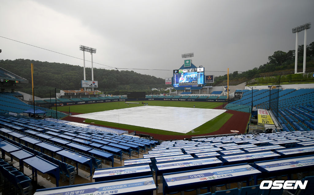 경기를 앞두고 계속되는 비로 방수포가 덮혀져 있다./ksl0919@osen.co.kr