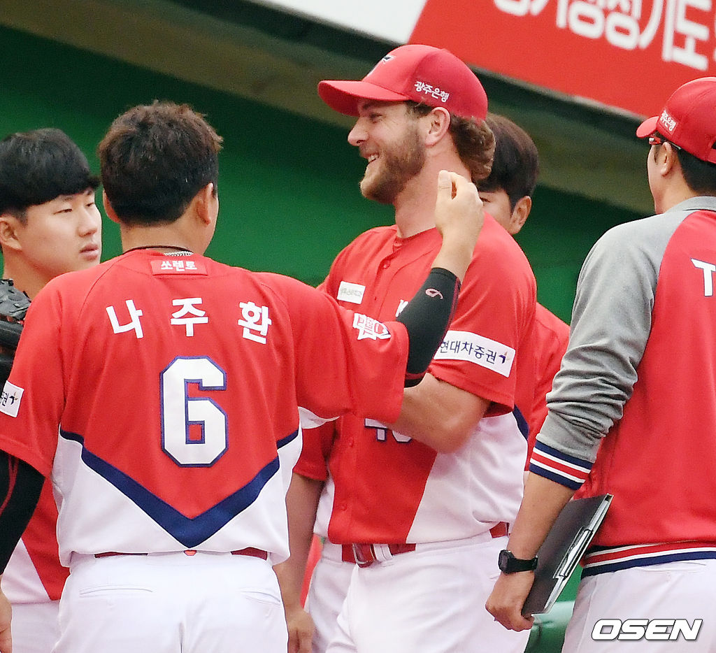 1회말을 마친 KIA 선발 가뇽이 덕아웃에서 동료들과 하이파이브를 하며 미소짓고 있다./ rumi@osen.co.kr