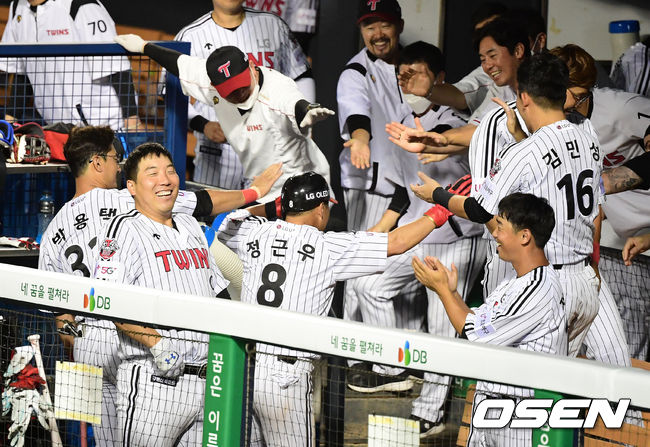 8회말 1사 3루에서 LG 정근우가 유강남의 동점 1타점 적시타에 홈을 밟고 동료선수들과 기뻐하고 있다. /jpnews@osen.co.kr