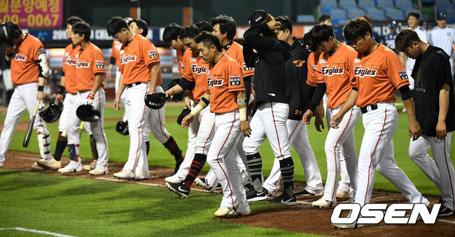 경기 종료 후 한화 선수들이 그라운드에서 인사한 뒤 발걸음을 옮기고 있다. / dreamer@osen.co.kr