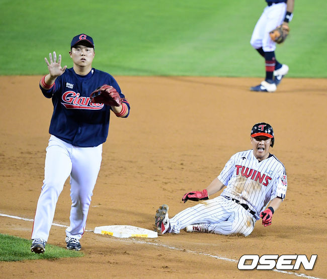 8회말 1사 1루에서 LG 정근우가 유강남 타석에 볼을 빠진 틈을 노려 3루까지 내달리고 있다. /jpnews@osen.co.kr