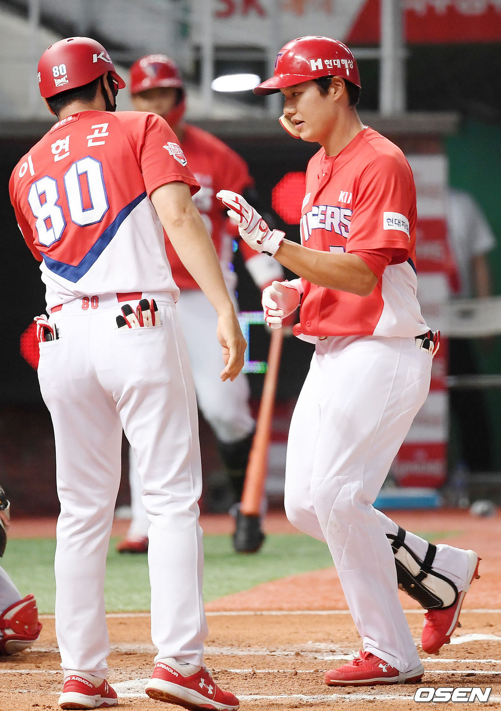 6회초 1사 주자 1루 KIA 오선우가 우월 재역전 투런 홈런을 날린 후 홈을 밟고 있다./ rumi@osen.co.kr