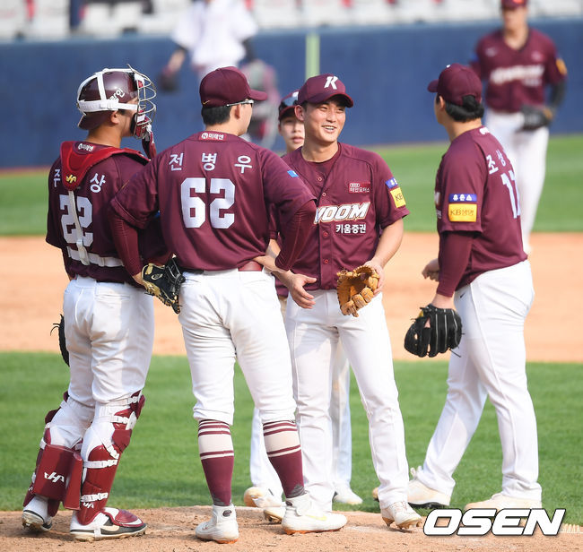 경기종료 후 키움 선수들이 승리의 기쁨을 나누고 있다./   soul1014@osen.co.kr