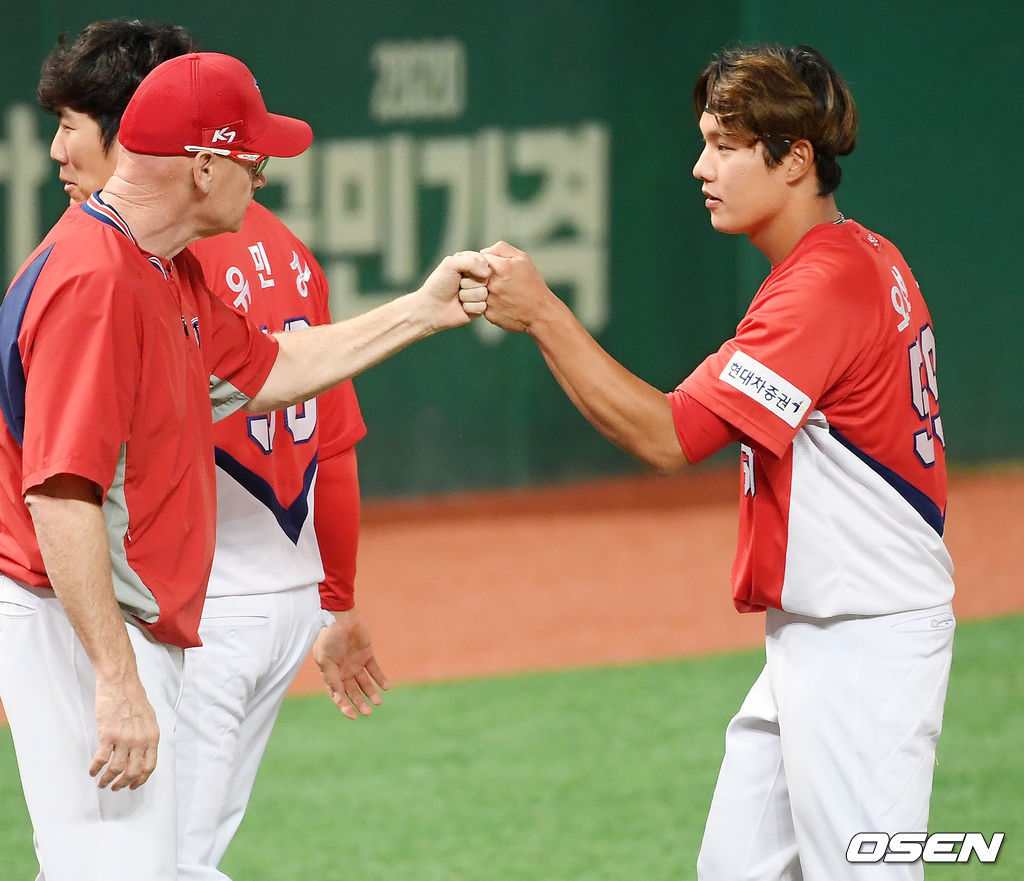 12일 오후 인천 SK행복드림구장에서 ‘2020 신한은행 SOL KBO리그’ SK 와이번스와 KIA 타이거즈의 경기가 열렸다. 이 날 경기에서 KIA는 선발 가뇽의 호투와 오선우의 결승 투런포로 6-3으로 승리했다.경기를 마치고 KIA 오선우와 맷 윌리엄스 감독이 하이파이브를 하고있다./ rumi@osen.co.kr