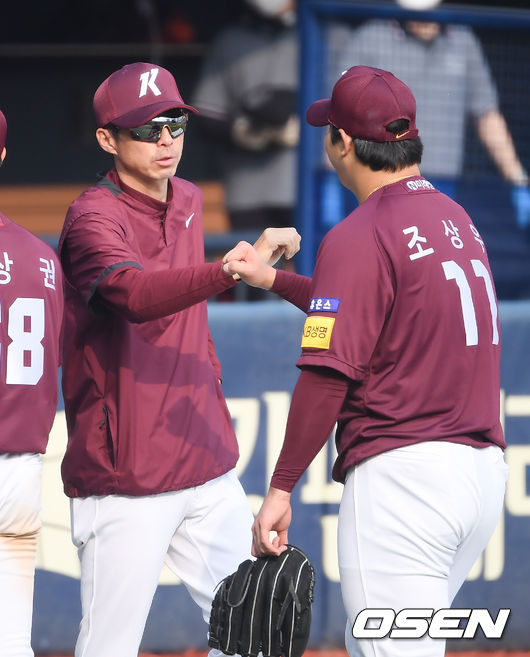 경기종료 후 키움 손혁 감독이 조상우와 하이파이브를 하고 있다./   soul1014@osen.co.kr