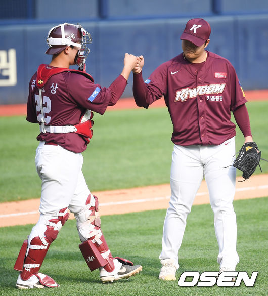 경기종료 후 키움 주효상과 조상우가 하이파이브를 하고 있다./   soul1014@osen.co.kr