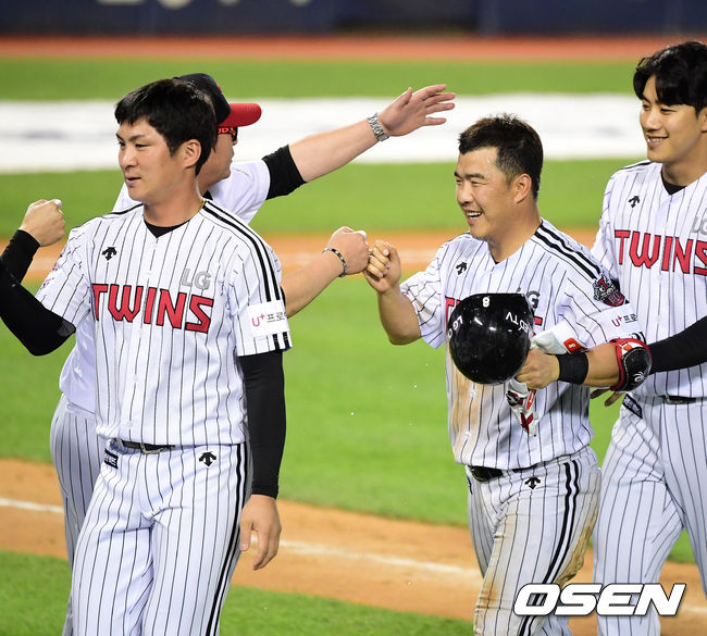 경기를 마치고 LG 류중일 감독이 정근우와 승리를 기뻐하고 있다. /jpnews@osen.co.kr