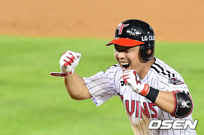 LG 정근우가 끝내기 안타를 날리고 기뻐하고 있다. /jpnews@osen.co.kr
