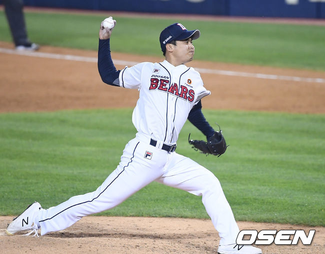 8회초 두산 이형범이 역투하고 있다. /youngrae@osen.co.kr