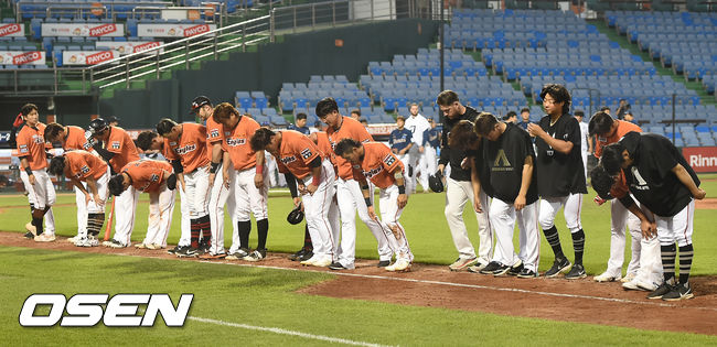 경기를 마치고 한화 선수들이 고개를 떨구며 덕아웃으로 들어오고 있다. / rumi@osen.co.kr