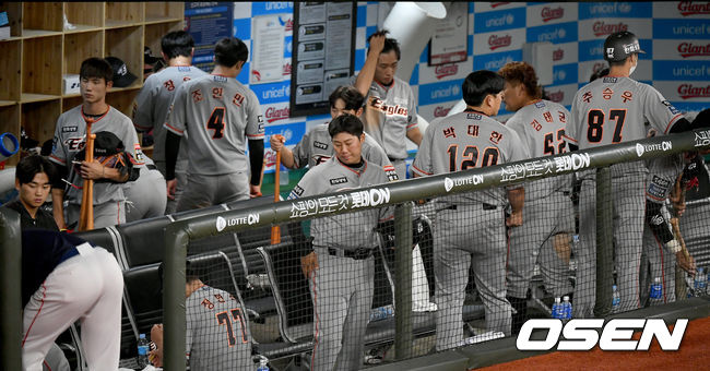 경기 종료 후 한화 선수들이 아쉬워하며 짐을 정리하고 있다./ksl0919@osen.co.kr